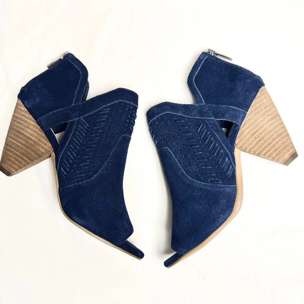 Vince Camuto Ebelin Navy Suede Peep Toe Booties Size 7 Laser Cut Block Heel